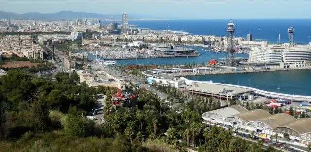 Bild zeigt einen Blick auf Hafen Gebäude in Barcelona