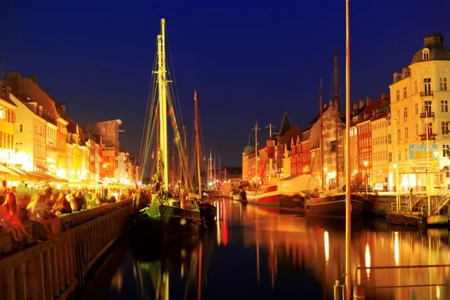Das Bild zeigt Nyhavn am Abend