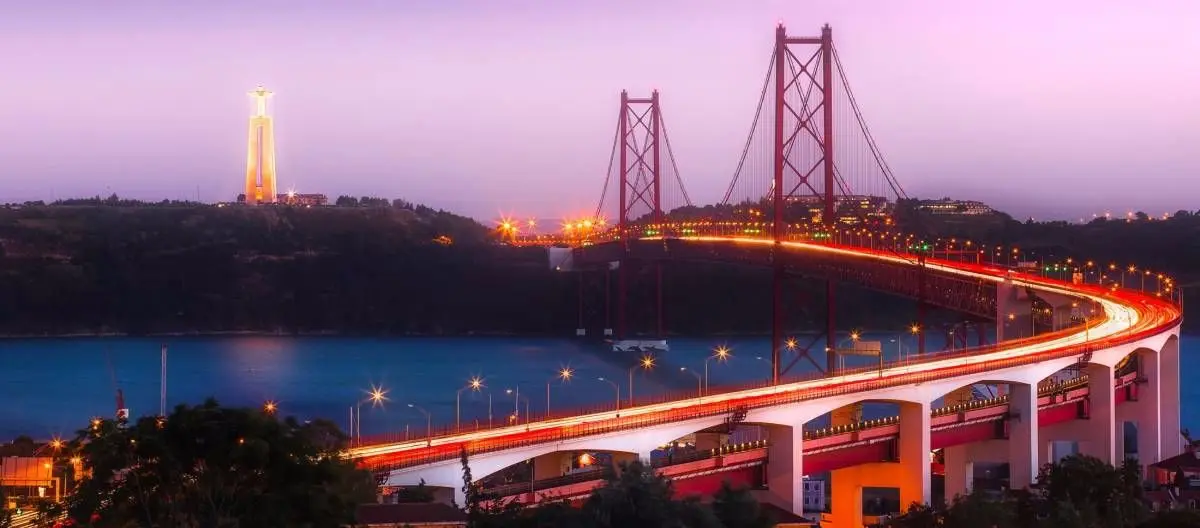 Das Bild zeigt Lissabon die Brücke bei Nacht