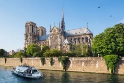Bild zeigt die Kirche Notre Dame in Paris
