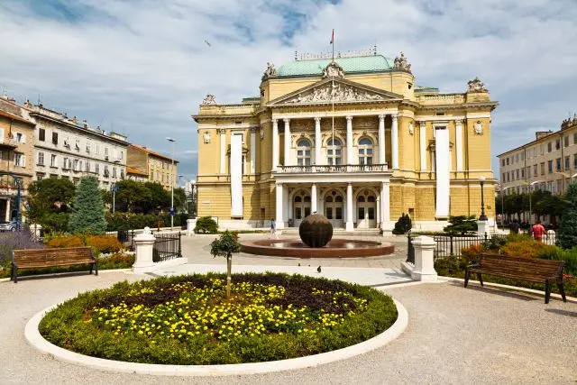 Bild zeigt den Kazališni Park (Theater Park) mit dem National Theater