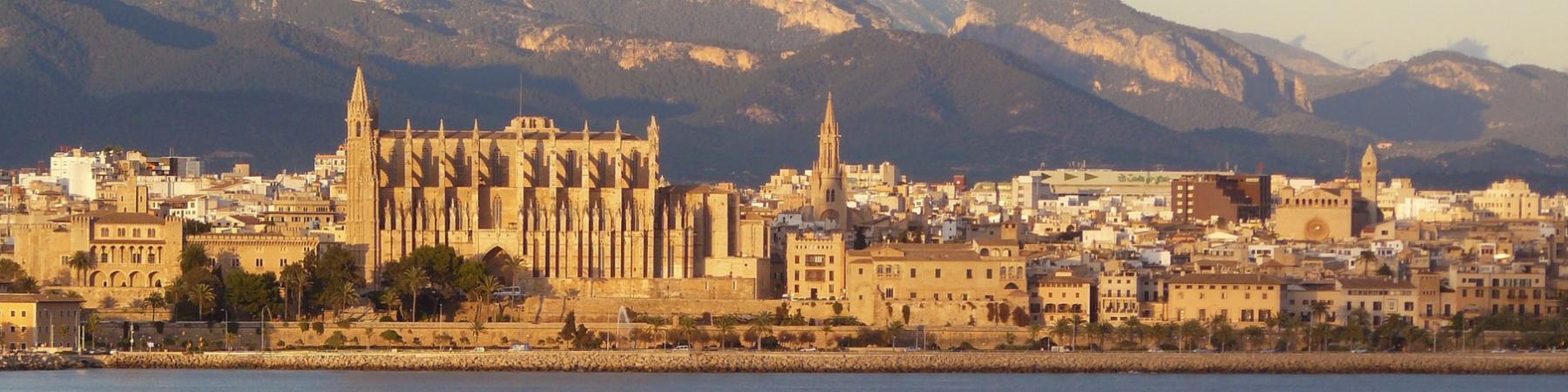 Bild zeigt das Headerbild zum Beitrag mit dem Thema: Palma de Mallorca – Ein Paradies voller Kultur, Geschichte und Strandleben